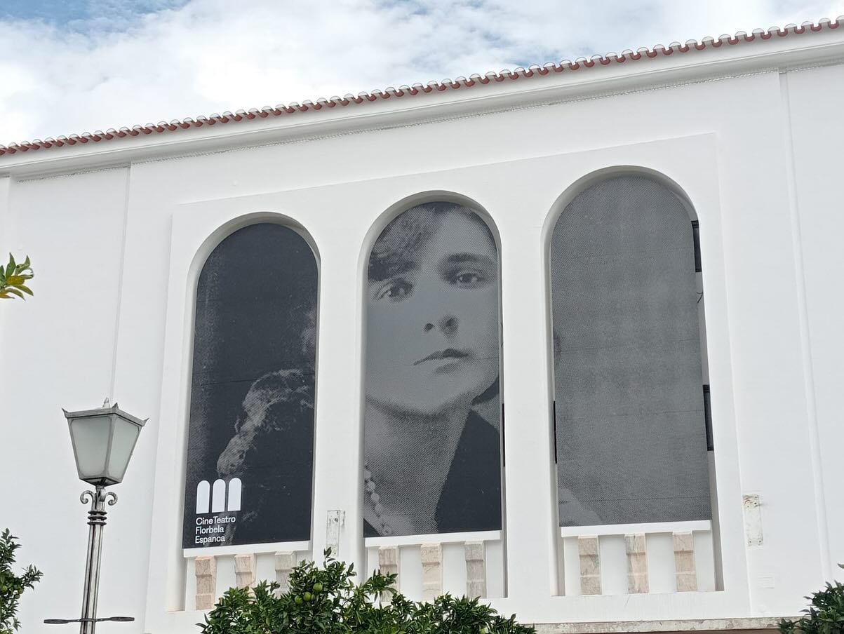 O Cine teatro Florbela Espanca em Vila Viçosa ficou com mais encanto. Uma bonita homenage…
