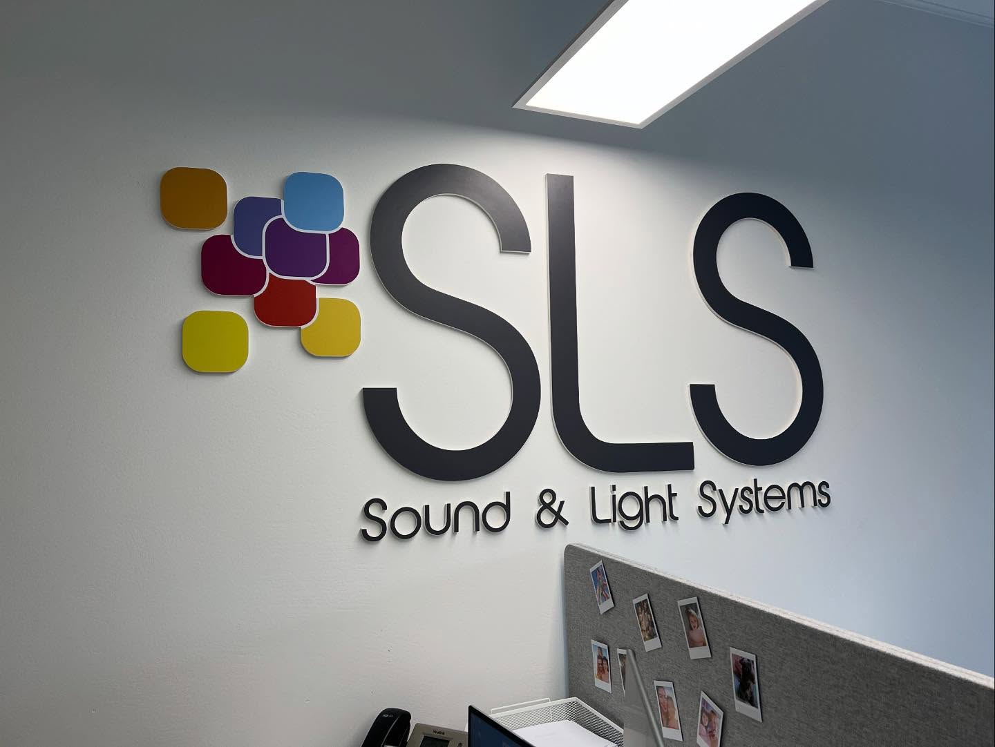 Fomos até à SLS - Sound Lights & Systems para dar um bocadinho de cor aos novos escritóri…
