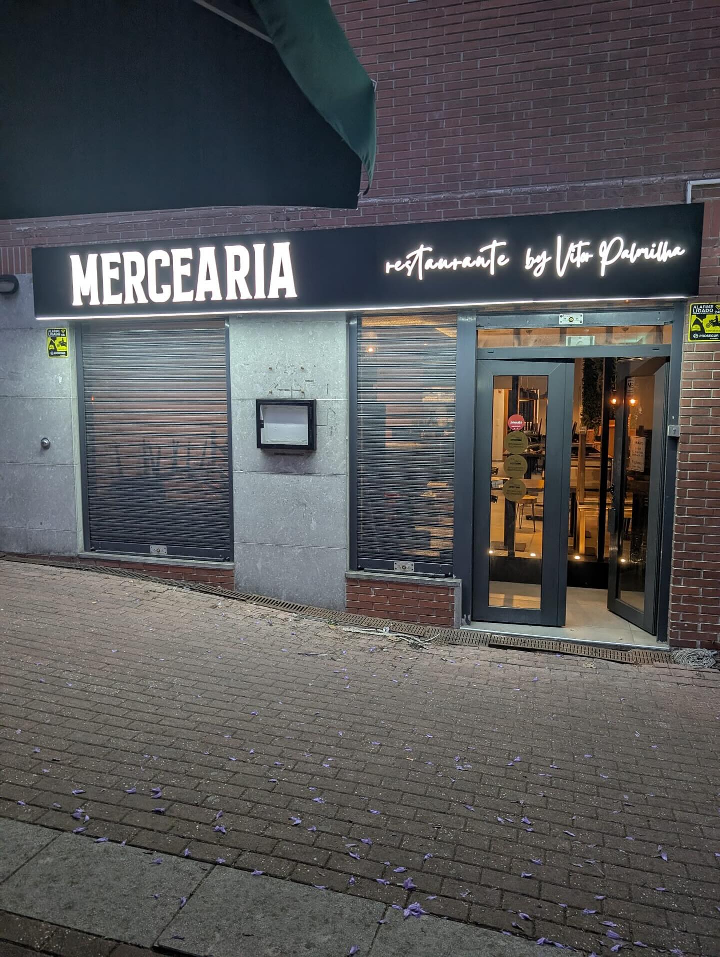 Assim ficou a fachada da Mercearia nas Colinas do Cruzeiro. 🥰