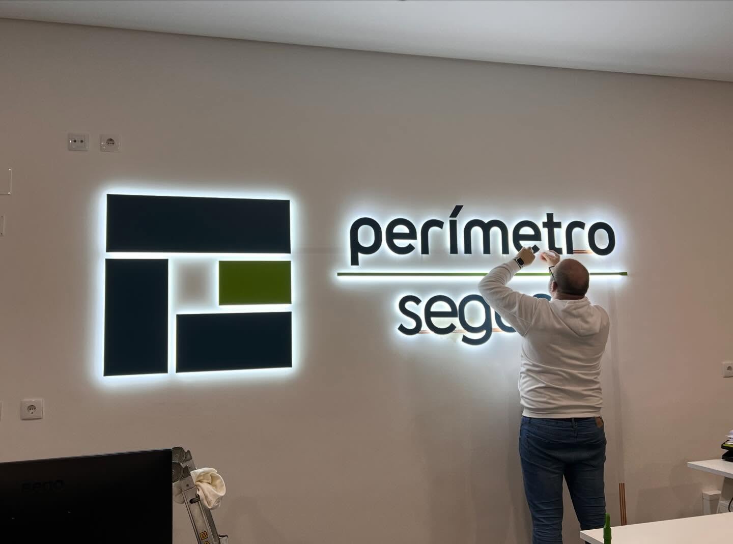 Luminoso Perímetro Seguro. Refortado em alumínio ACM com espacadores transparentes e ilum…