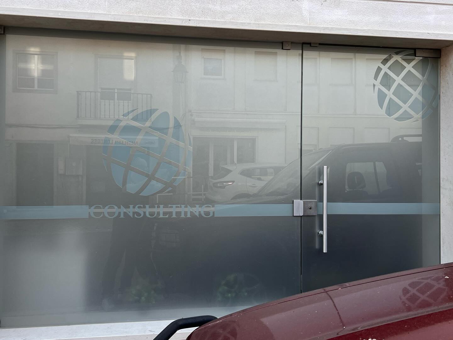 Vinil fosco. Elegância e privacidade ao seu espaço. A Consulting com nova cara.
